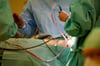 Blick in einen OP-Saal während einer Operation.