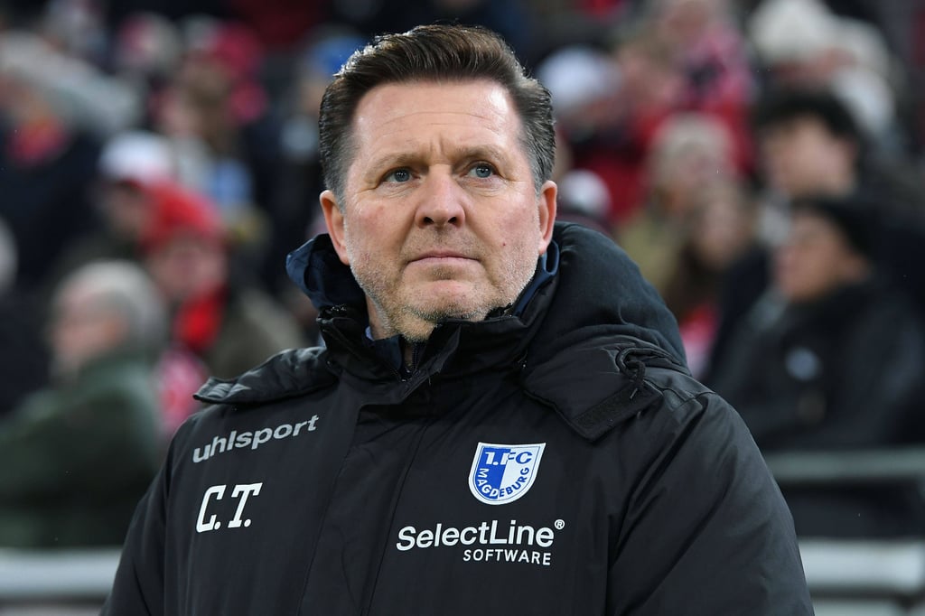 FCM-Cheftrainer Christian Titz entschuldigt sich nach Geste in Richtung Publikum.