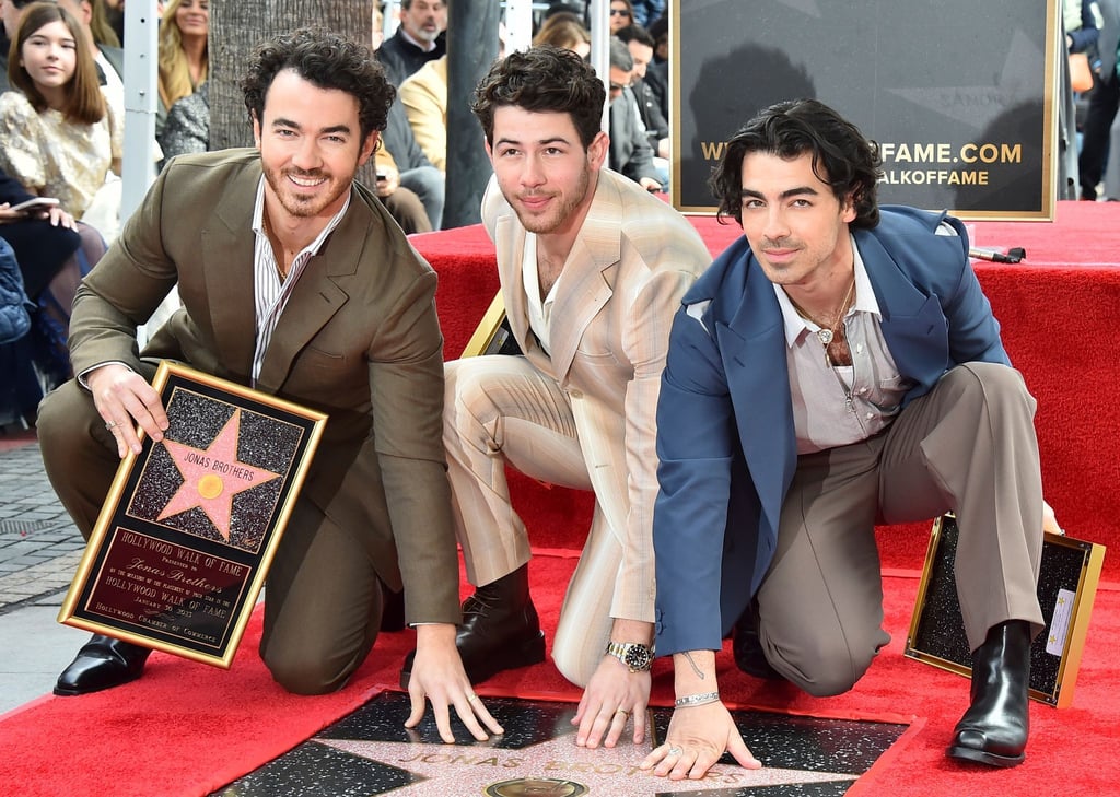 Kevin Jonas (l-r), Nick Jonas und Joe Jonas von den Jonas Brothers zeigen ihren Stern bei einer Zeremonie, bei der sie mit einem Stern auf dem Hollywood Walk of Fame geehrt werden.