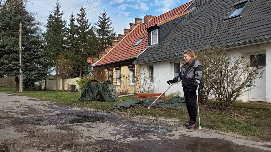 Wenn Lastwagen durch die Pfütze vor ihrem Haus rasen, spritze das Wasser bis zu den Fenstern, schimpft Anwohnerin Heike Wiesensee.