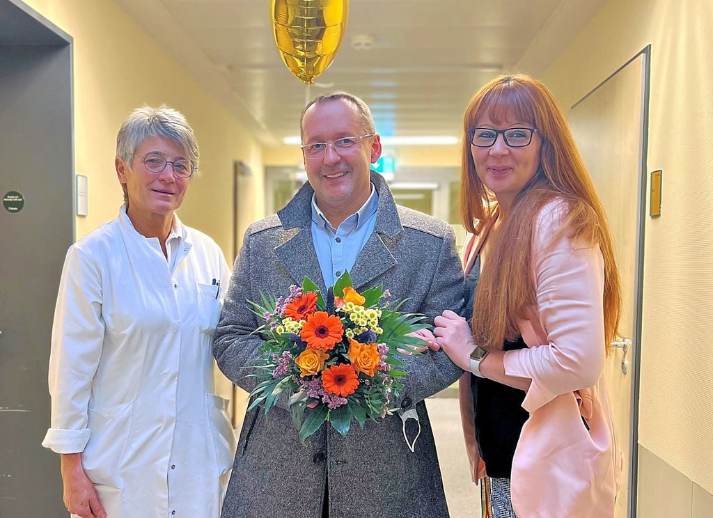 Die Ärztliche Direktorin Heike Bien (links) und Pflegedirektorin Kathleen Lier verabschieden Marek Kusibab (mittig) in der Helios Bördeklinik.
