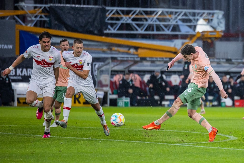 Bremens Jens Stage (r) erzielt das Tor zur 1:0-Führung beim VfB Stuttgart.