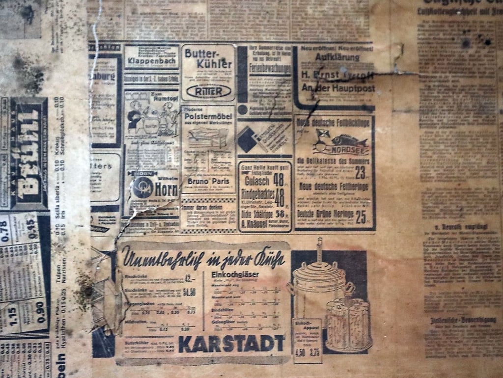 Nicht nur Tageszeitungen, sondern auch Anzeigen wie die von Ritter, Bruno Paris oder Karstadt erzählen ein Stück Stadtgeschichte Halles.