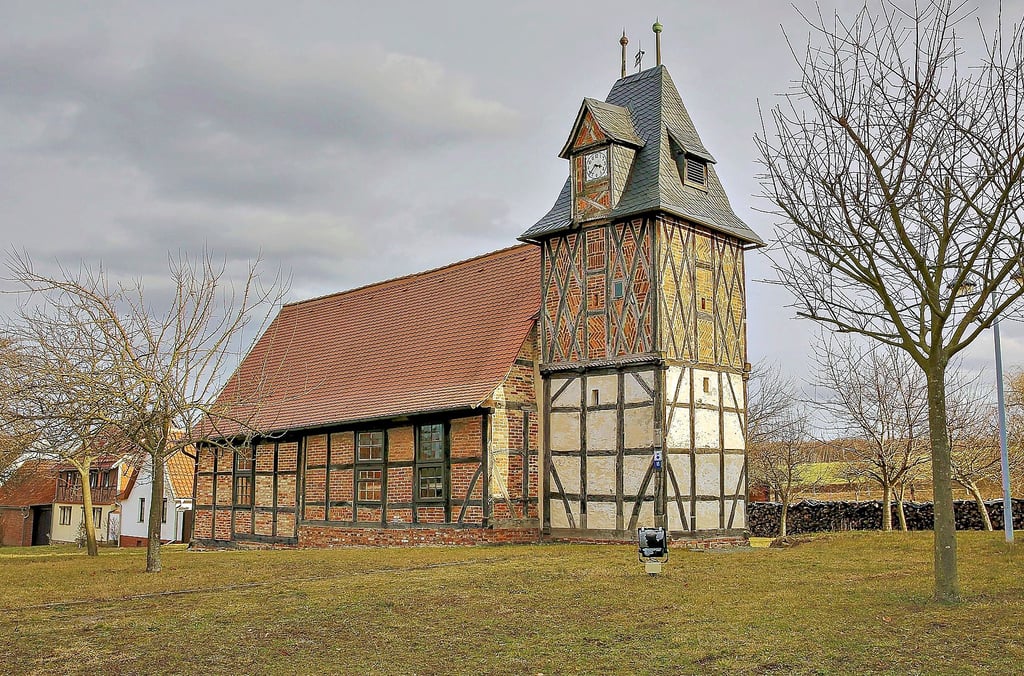 Die Wieseröder wollen ihre Kirche bekannter machen. Eine Schautafel mit Informationen soll dabei helfen.