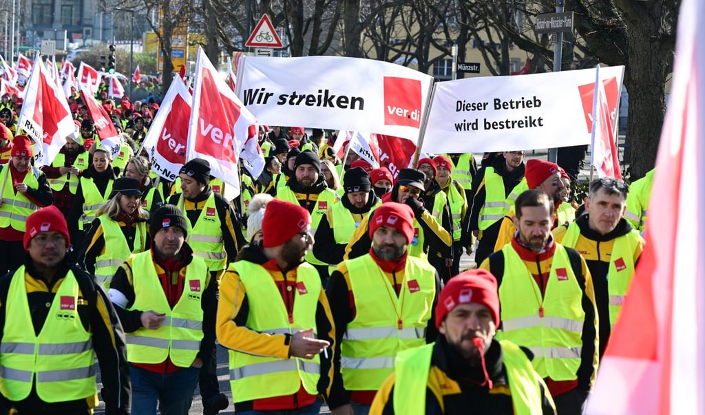 Mitarbeiter der Deutschen Post demonstrieren auf dem Schloßplatz in Dortmund für ihre Forderungen in der Tarifrunde.