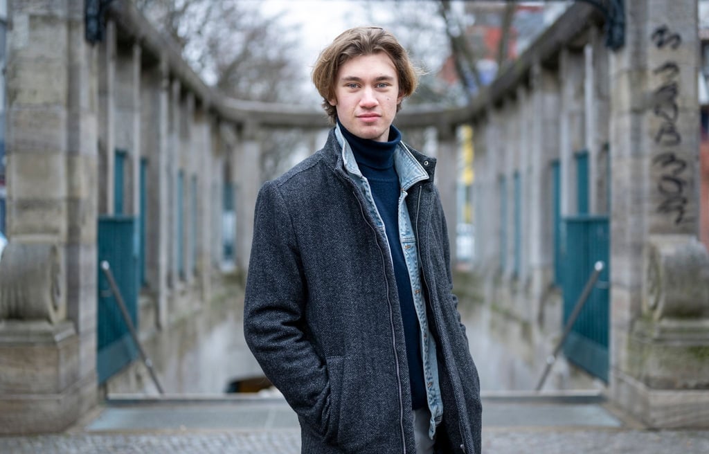 Schauspieler Alessandro Schuster, aufgenommen bei einem Fototermin am Viktoria-Luise-Platz.