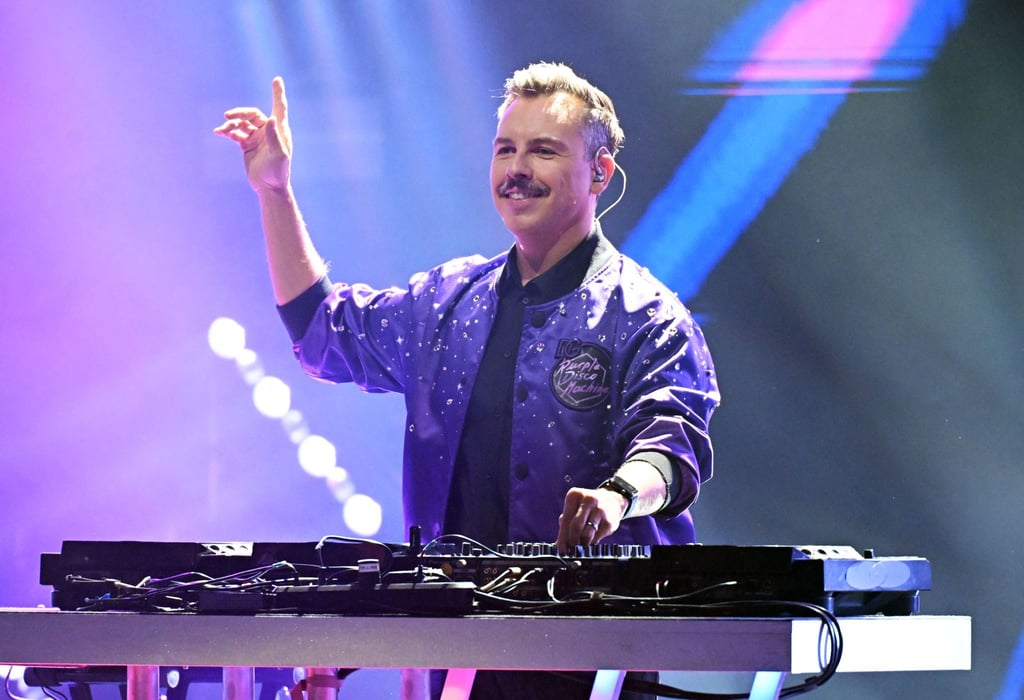 Tino Piontek, auch bekannt als DJ Purple Disco Machine, legt bei einer Fernsehaufzeichnung auf.