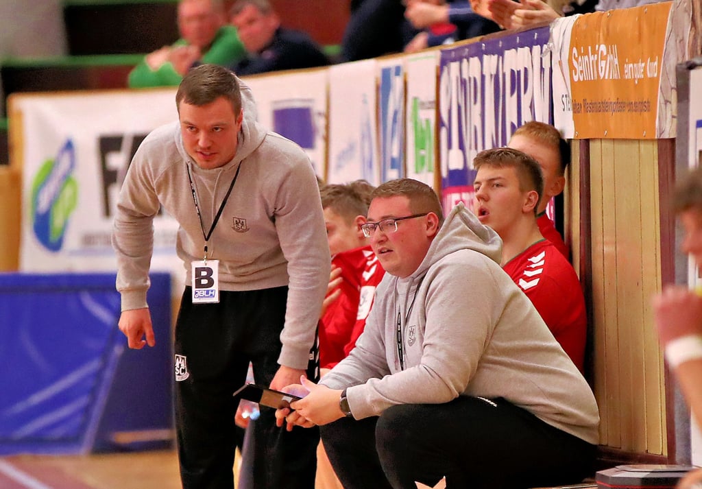 Schaute ganz genau hin: Julian Bauer (l.). Der Trainer der A-Junioren des SC Magdeburg war nicht zufrieden mit dem letzten Auftritt. Schon am Sonnabend soll eine Steigerung her.
