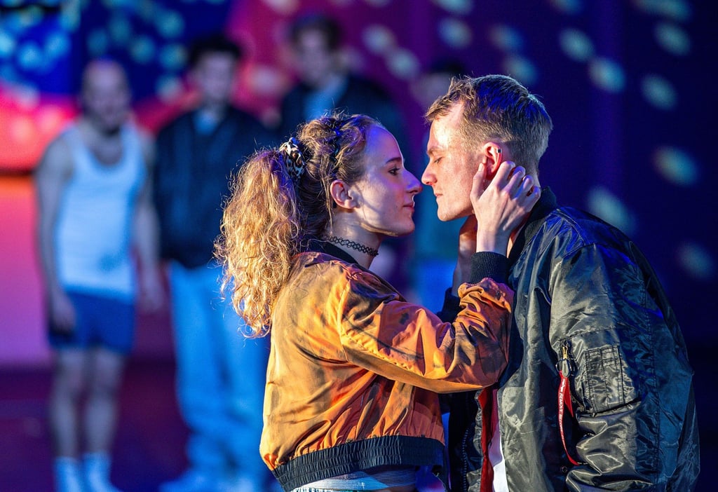 Die Schauspieler Annika Hauffe und Oscar Hoppe im Stück "Nullerjahre" am Mecklenburgischen Staatstheater.