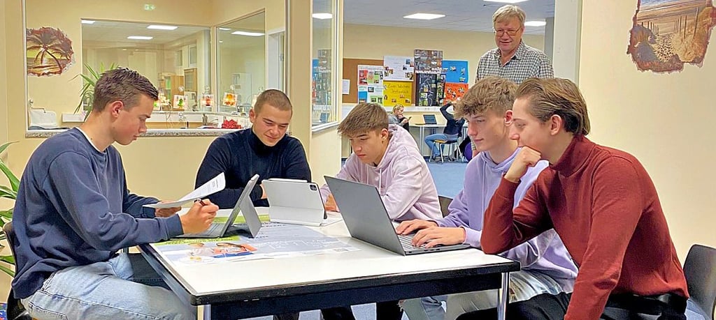 Schüler der Oberstufe der Jeetzeschule Salzwedel beim Planspiel des Bankenverbandes.