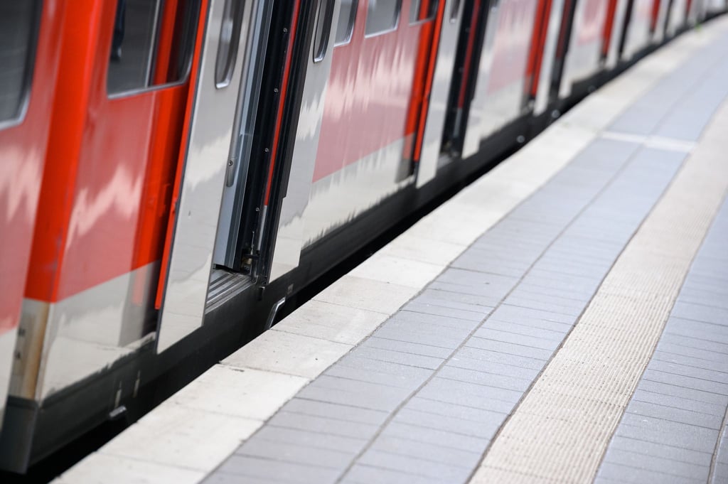 Eine S-Bahn steht mit geöffneten Türen an einem Bahnsteig.