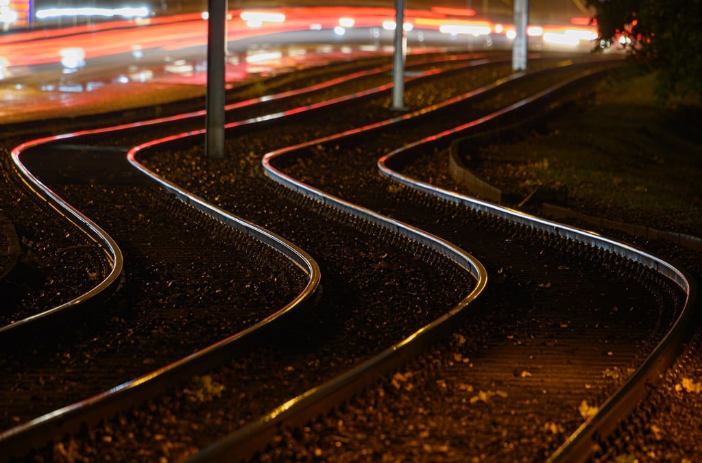 Mit einer Forderung nach mindestens 650 Euro mehr Lohn zieht die Gewerkschaft EVG in die Tarifverhandlungen mit der Deutschen Bahn.