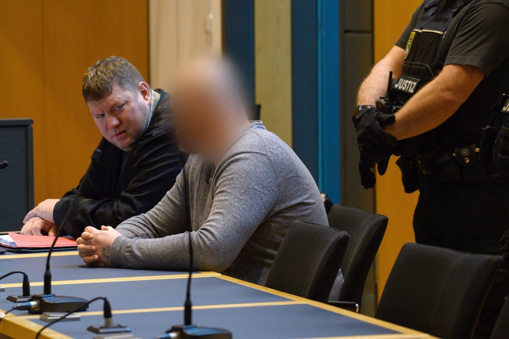Ein Angeklagter (M) sitzt in einem Verhandlungssaal vom Landgericht Magdeburg auf der Anklagebank.