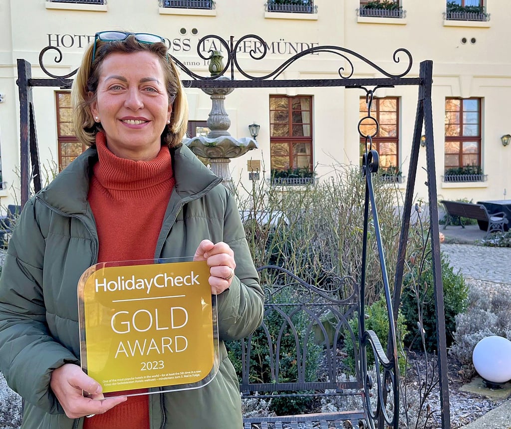 Melanie Busse, Inhaberin des Hotels Schloss Tangermünde, präsentiert stolz den „HolidayCheck Gold Award“ – eine Auszeichnung, die viel Vorarbeit erfordert.