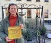 Melanie Busse, Inhaberin des Hotels Schloss Tangermünde, präsentiert stolz den „HolidayCheck Gold Award“ – eine Auszeichnung, die viel Vorarbeit erfordert.