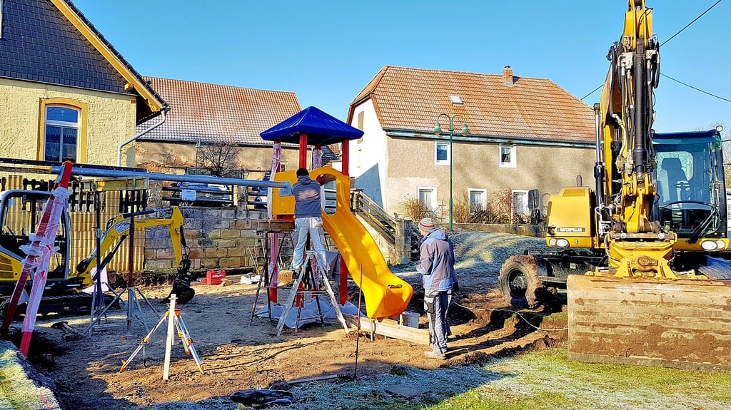 Mitarbeiter der Grunert Bau GmbH Bad Bibra montieren in Steinburg die neue Spielplatz-Anlage.
