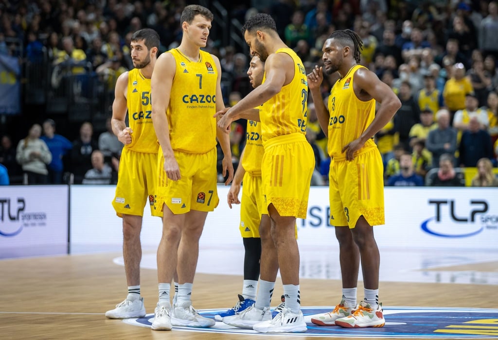 Albas Yovel Zoosman (l-r), Yanni Wetzell, Tamir Blatt, Johannes Thiemann und Jaleen Smith stehen nach der Niederlage enttäuscht auf dem Parkett.