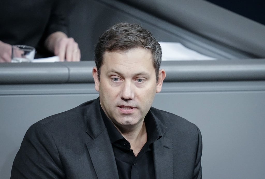 SPD-Chef Lars Klingbeil will mehr diplomatische Initiativen im Ukraine-Krieg sehen.