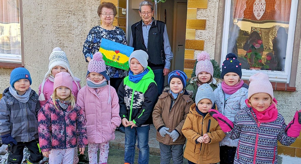 Die Kinder des Berger Wichtelstübchens brachten Charlotte und Heinz Hapke anlässlich deren diamantener Hochzeit ein Ständchen dar.