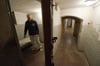 Der ehemalige Insasse Ralf Weber (54) steht am 07.11.2009 in einer Zelle im Dunkelzellentrakt des ehemaligen Geschlossenen Jugendwerkhofes Torgau.