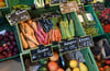 Regionales Bio-Gemüse wird in einem Laden verkauft. Viele Kunden sind beim Einkauf von Bioware wieder deutlich zurückhaltender geworden.