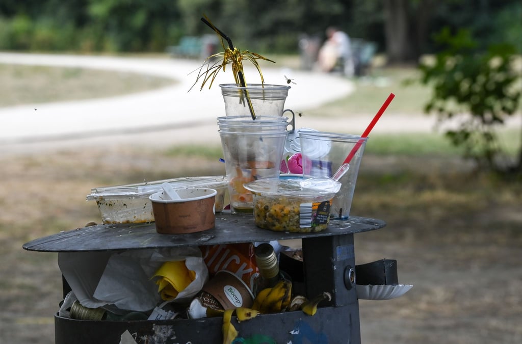 Ein übervoller Mülleimer mit Partymüll im Treptower Park in Berlin. Wer kümmert sich darum?