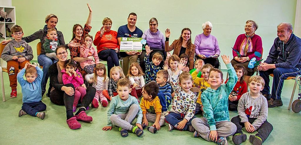 Senioren aus der Humanas-Wohnanalge besuchten erstmals die Kinder der Kita „Anne Frank" in Tangerhütte und sie brachten 300 Euro mit.