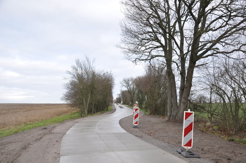 Der neu ausgebaute landwirtschaftliche Weg von Lindtorf nach Baben macht einen kleinen Bogen.
