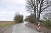 Der neu ausgebaute landwirtschaftliche Weg von Lindtorf nach Baben macht  einen kleinen Bogen. 