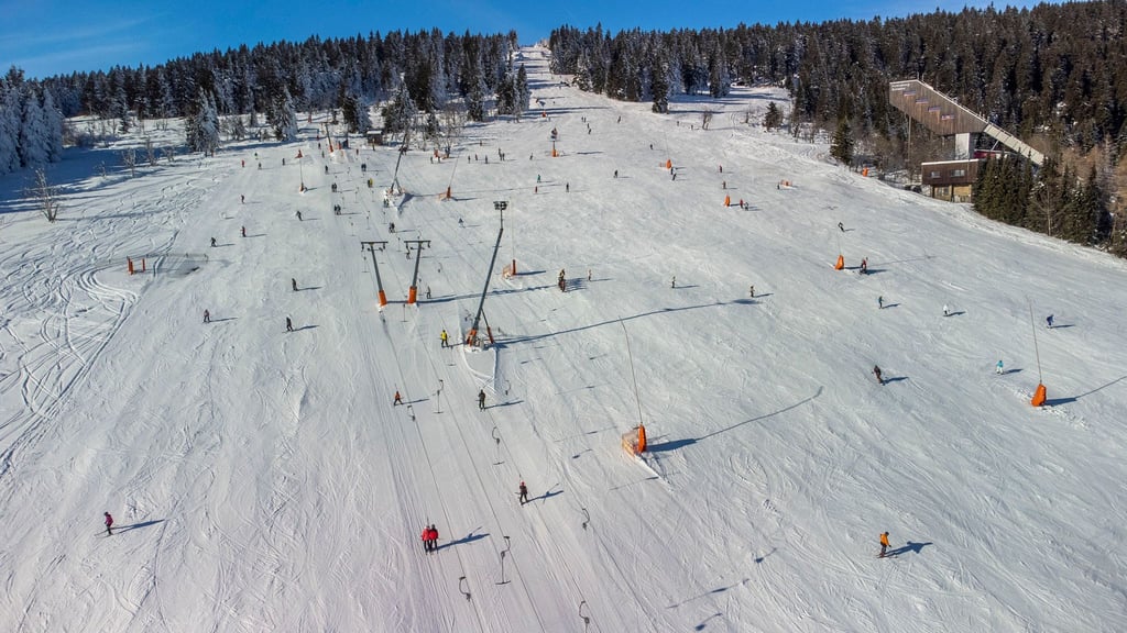 Wintersportler sind bei Saisonstart in Sachsens größtem alpinen Skigebiet am Fichtelberg unterwegs.