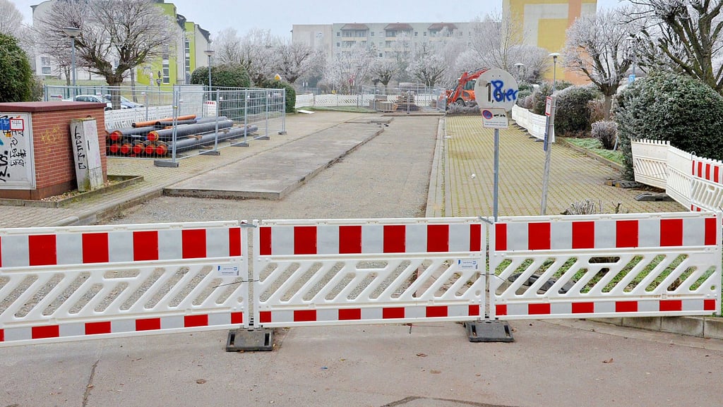 Bei der Baustelle des Parkplatzes in der Garbsener Straße wird in dieser Woche nichts mehr passieren. Das könnte sich in der nächsten Woche ändern, wenn das Wetter mitspielt.