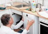 In vielen Küchen gibt es die Möglichkeit, die Spülmaschine auch an einen Anschluss für Warmwasser zu hängen.