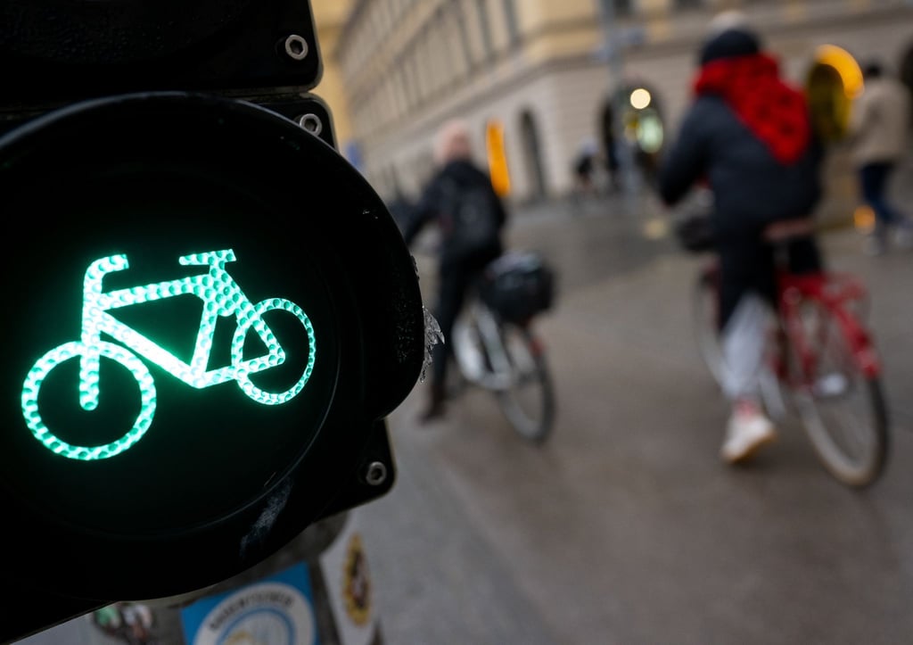 Eine Ampel für Fahrradfahrer und -fahrerinnen steht auf Grün.
