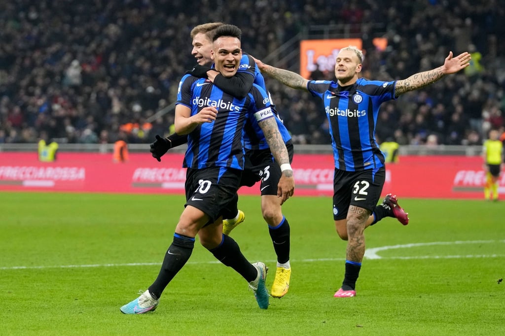 Lautaro Martinez (vorne) war der Matchwinner von Inter im Mailänder Derby.