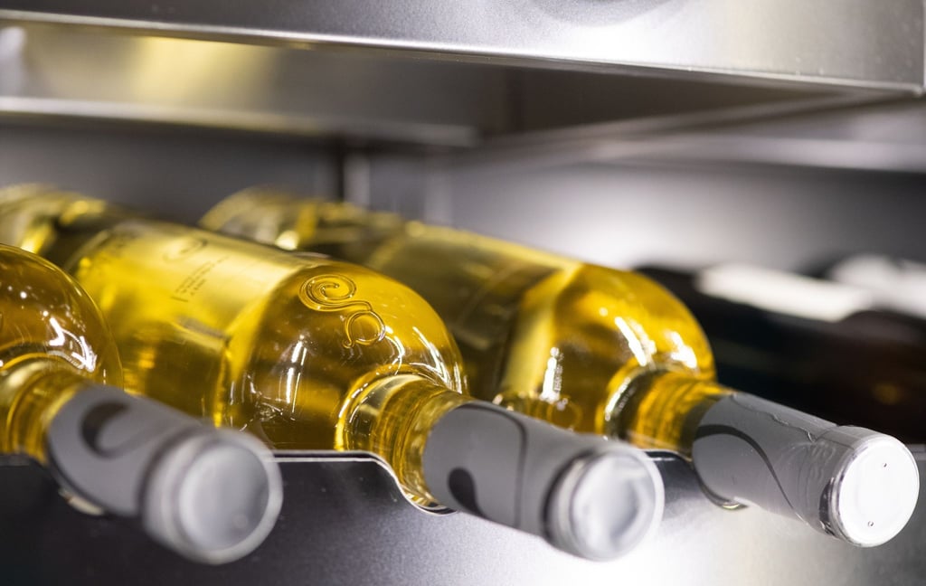 Flaschen im Kühlschrank: Der Konsum von Wein ist in Deutschland leicht zurückgegangen.