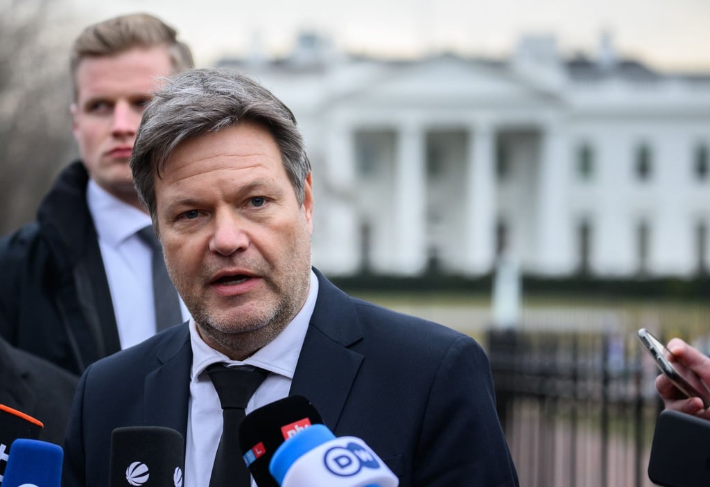 Bundeswirtschaftsminister Robert Habeck äußert sich zum Abschluss seiner Reise auf dem Lafayette Square vor dem Weißen Haus.