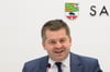 Sven Schulze (CDU), Minister für Wirtschaft, Tourismus, Landwirtschaft und Forsten des Landes Sachsen-Anhalt freut sich.