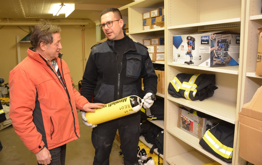 Der Kellerbereich der Feuerwehr in Burg muss geräumt werden. Ortswehrleiter Jens Wiedemann zeigt Stadtrat Eckard Burmester, welche Ausrüstung gelagert wird.