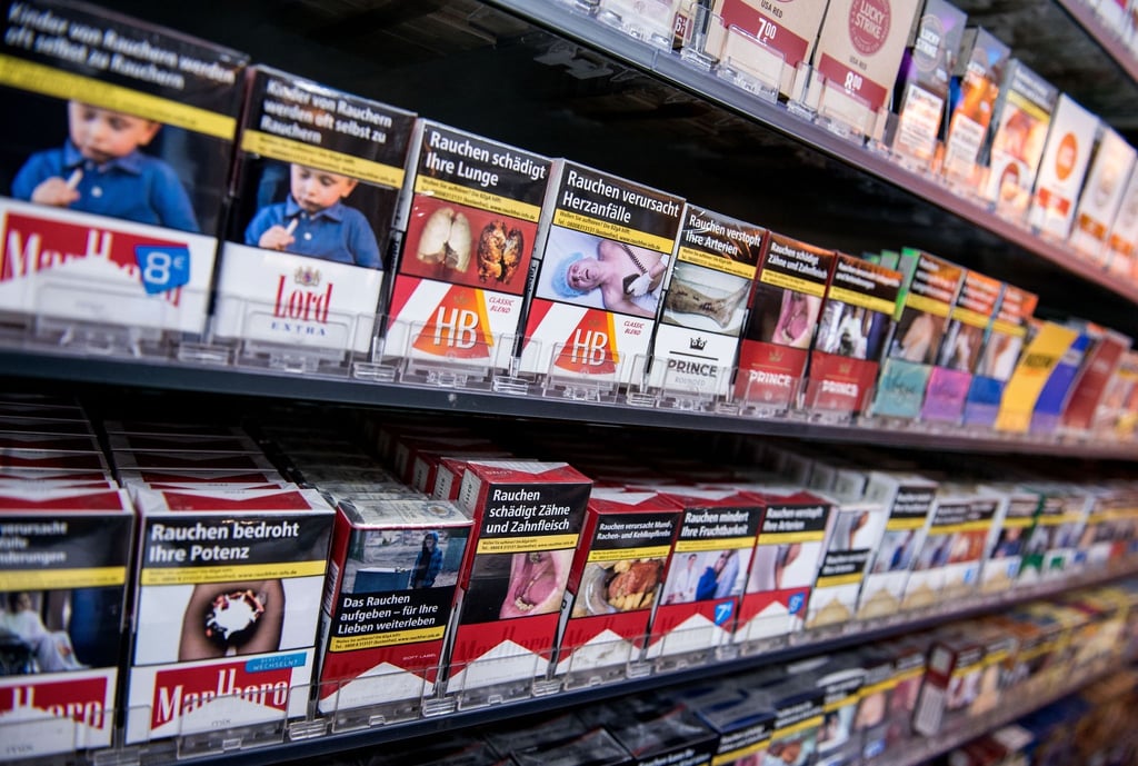 Zigarettenpackungen in einem Kiosk im Regal: Mit dem rückläufigen Trend zum Rauchen sind in Deutschland erneut weniger Zigaretten versteuert worden.