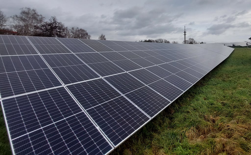 Solarmodule stehen am Ortsausgang Haldensleben in Richtung Hundisburg.