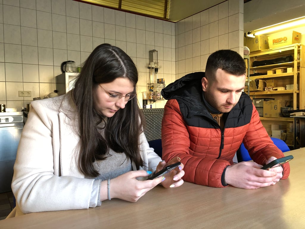 Sophie und Ozan Ay aus Eisleben schauen immer wieder aufs Handy, um die Nachrichten aus dem Erdbebengebiet zu checken. Ihre Familie hat es schwer getroffen.