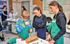 Die Schüler stellen ihr Chemielabor am Bördegymnasium Wanzleben vor.