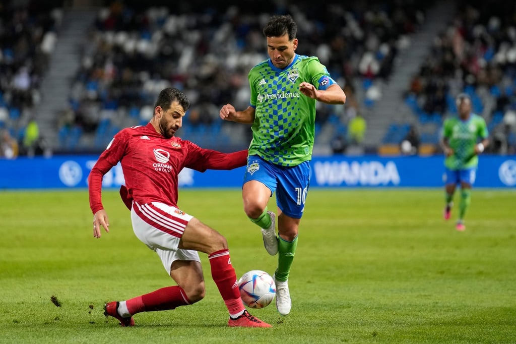 Mahmoud Metwally (l) setzte sich mit Al Ahly Kairo gegen Seattle durch.