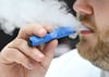 Ein Raucher inhaliert eine Einweg-E-Zigarette.