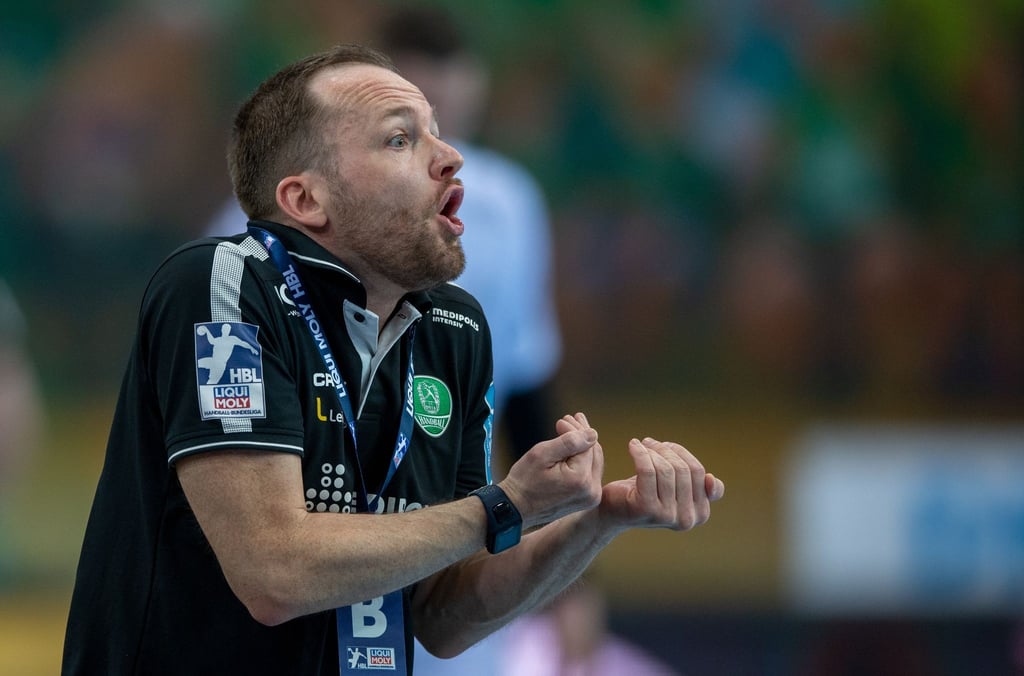 Der damalige DHfK-Trainer André Haber reagiert an der Seitenlinie.