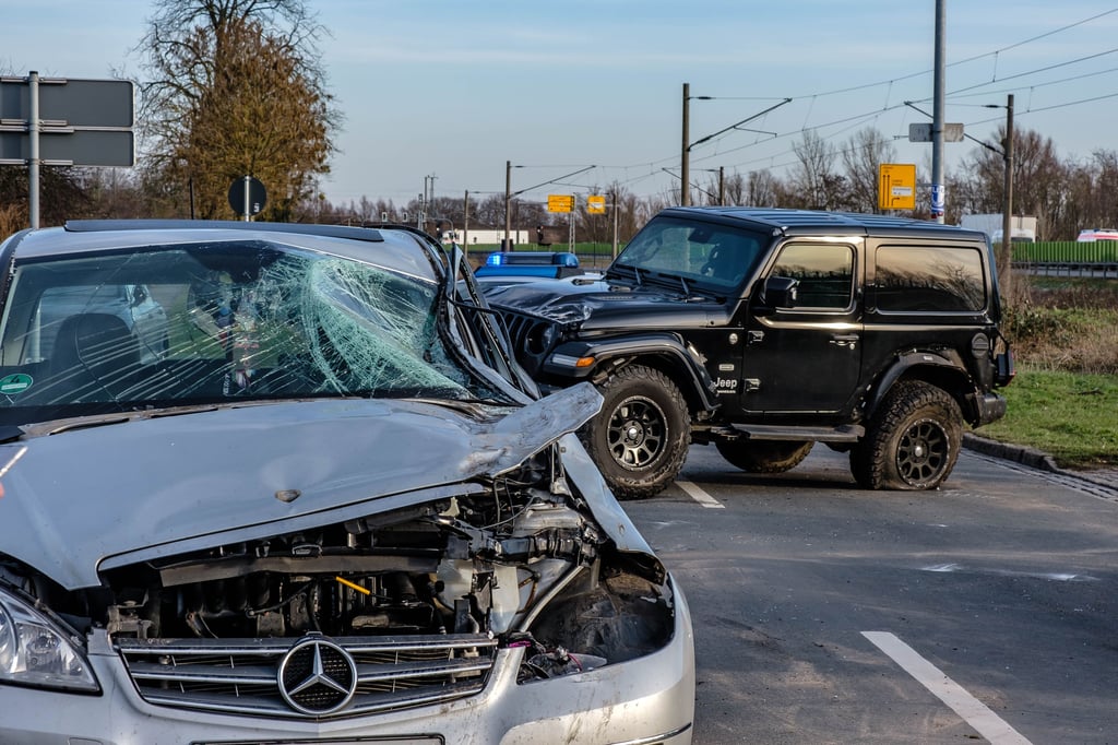Kollision auf Kurfürstenring Auto überschlägt sich bei Unfall in