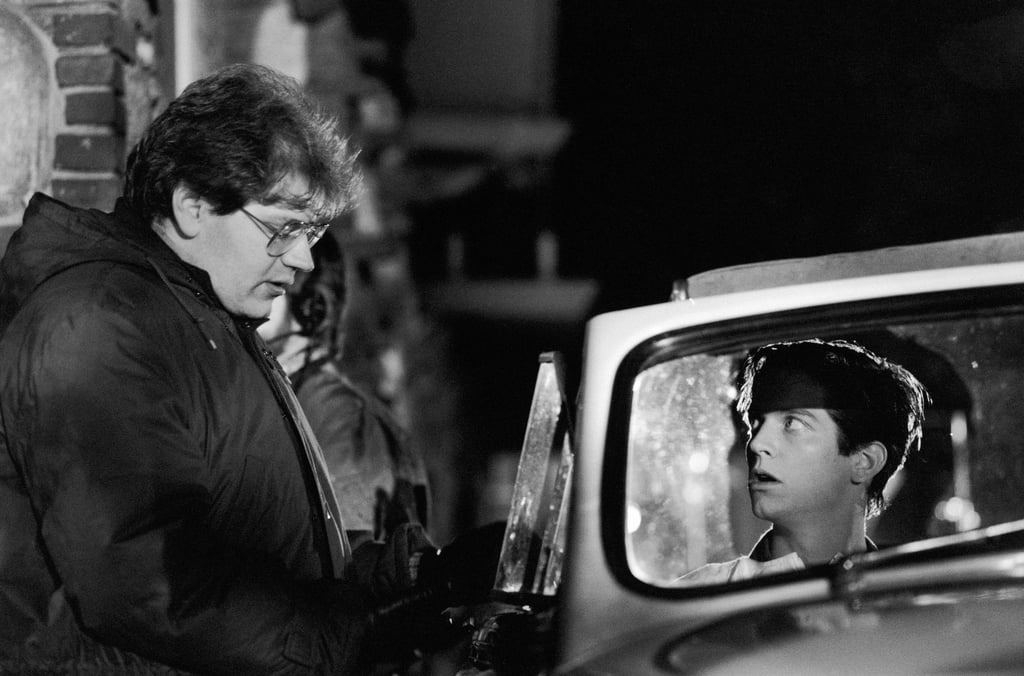 Der Regisseur Robert Zemeckis (l) spricht mit Michael J. Fox (r) am Set des Films „Zurück in die Zukunft“.