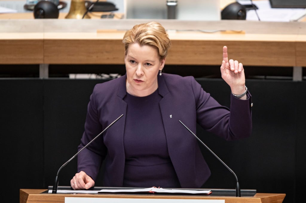 Berlins Regierende Bürgermeisterin Franziska Giffey (SPD) spricht bei einer Plenarsitzung des Abgeordnetenhauses.