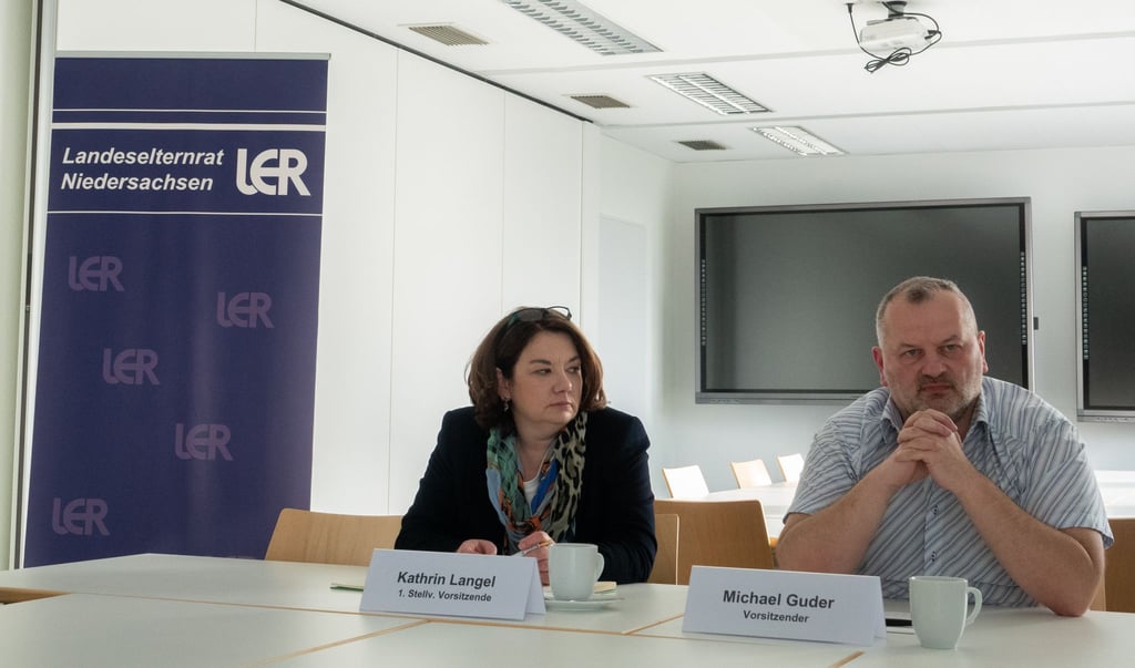Kathrin Langel (l) und Michael Guder nehmen an einem Pressegespräch teil.