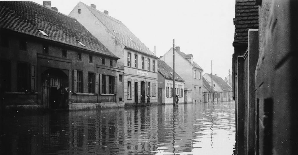 Das Foto zeigt, wie die Ehle 1942 die Hagenstraße überschwemmt hatte. Schwere Hochwasser traten immer wieder auf.